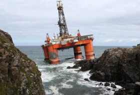 Tug boats refloat oil rig that ran aground on Scottish beach 